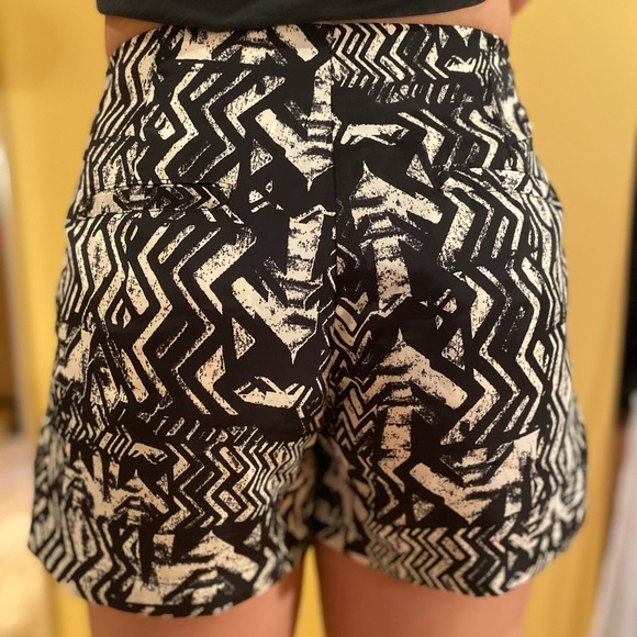 Silence + Noise Printed Mid Rise Shorts - Picture 3 of 5